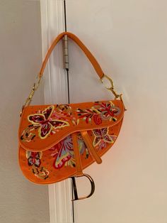 Vintage dior saddle bad y2k very satc Vintage Dior Saddle Bag, Vintage Dior Aesthetic, Dior Saddle Vintage, Dior Vintage Bag, Vintage Dior Bag, Dior Outfit, Dior Aesthetic, Dream Bags, Handbag Essentials