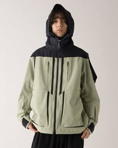 ・GORE-TEX PROを使用したジャケット。・袖の振りと可動域を意識したBLKらしい複雑な切替デザイン。・衿はファスナーによるフード収納タイプ。・ポケットは膨らみがでるように操作したアコーディオンマチ。・表地は摩耗耐久性に優れた70デニールナイロン平織を採用したGORE-TEX PRO PRODUCTS。・裏地は軽量と摩耗耐久性に優れた織物のマイクログリッドバッカーを採用。・リラックスシルエット。着用モデル H：180cm 着用サイズ：2 Functional Track Jacket With Pockets, Practical Black Outerwear With Pockets, Modern Black Windbreaker For Outdoor Activities, Black Functional Outerwear With Pockets, Switch Design, Caddy Bag, Hoodie Vest, Woven Fabrics, Sweat Hoodie