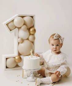 1 Bday Cake Girl, 1 Year Smash Cake Girl, Birthday Ideas For 1 Year, One Birthday Photoshoot, Simple 1st Birthday Photoshoot, One Year Photoshoot, Cake Smash Photo Shoot, Cake Smash Theme, Smash Cake Girl