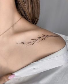 Tatuagens Femininas Delicadas: Como Representar sua Essência Tato Henna, Tattoo Board, Chest Tattoos, Stylist Tattoos, Shoulder Tattoos For Women