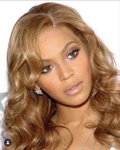 Beyonce Honey Brown Hair, Beyonce 90s Makeup, Honey Blonde Hair Beyonce, Beyonce Ginger Hair, Beyonce Hair 2000s, Beyonce 2000s Makeup, Beyonce Hair Color Caramel, Beyonce Honey Blonde Hair, Beyonce Brown Hair