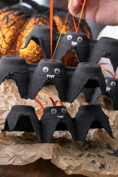 DIY Egg Carton Bats: A Spooky Recycled Halloween Craft Bat Crafts For Kids, Art Activities For Preschoolers, Bats For Halloween, Bat Crafts, Spooky Halloween Crafts, Snake Painting, Bat Craft