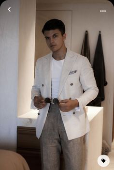 White Blazer Outfit Men, Linen Blazer Men, Linen Suit Men, Green Industry, Blazer Outfits Men, Smart Casual Menswear, Semi Formal Outfits, Blazer And T Shirt, Mens Summer Outfits