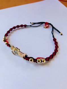 "Lo Nuevo Pulsera de la Santa Muerte tejido estilo Torsal con hilo reforzado #6 color Negro con rojo combinado con bolas de oro laminado de 6mm, 3mm, dije de la Santa Muerte pequeño 2.50 cm de oro laminado. Pulsera para adulto expandible y ajustable con minimo cierre de 7\" pulgadas hasta 9\" pulgadas y ademas un nuevo abre facil jaladera terminado en el centro inferior del tejido." Magick Book, Japanese Tattoo, Ankle Bracelets, Simply Beautiful, Santa Fe, Jewelry Bracelets, Etsy Accessories, Accessory Gift, Beaded Bracelets