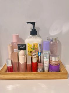 Makeup Tray, Skincare Makeup, Makeup Vanity, Makeup Routine, Makeup Inspiration, Glowing Skin, Natural Makeup, Lip Gloss, Makeup Bag