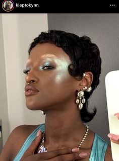 Creative Eye Makeup Looks, Head Hairstyles, Melanin Makeup, Alien Makeup, Hair Makeup Looks, Orchid Jewelry, Euphoria Makeup, Editorial Hair, Piercing Inspo