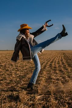 Cowgirl Sitting On Fence, Amber Valletta, Jeans Trend, Acne Studio, Faye Dunaway, Outfit Essentials