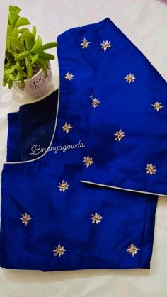 Butties Work Blouses, Maggam Butta Designs, Simple Buti Work Blouse Designs, Simple Butties Maggam Work, Simple Buttas For Blouse, Small Buttis Maggam Work, Maggam Work Butis, Puttas Blouse, Puttas Design