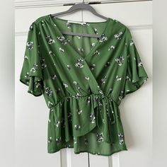 Astr The Label Peplum Blouse With A Fun Floral Print. Women’s Size M, Nwot Green Short Sleeve Blouse For Brunch, Floral Peplum, Astr The Label, Peplum Blouse, The Label, Floral Print, Top Blouse, Floral Prints, Womens Sizes