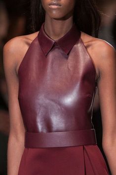 Marsala Pantone, Moda Steampunk, Vinyl Clothing, Leather Outfit, Leather Dress, Looks Style, Fashion Details, Milan Fashion Week, Leather Top