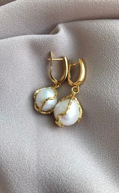 Caged Fireball Pearl Gold Earrings, Natural Baroque Pearl Earrings, Gold Leverback Earrings, Bridal Jewelry, Special Day Gift, Gift for Her Stylish Touches ! You will feel energetic and stylish with the earrings we designed with large baroque natural freshwater pearls. Our earrings, which combine the earring apparatus made of gold-plated brass with the elegance of natural pearls, will reflect your elegance. Open a silky page for yourself with the texture of the natural freshwater pearl and its history that evokes traditional luck and abundance. Order your wonderful special day gifts for yourself or your loved ones. These earrings, designed for you, will be indispensable. Real natural pearls may differ in size and shape based on their formation. These products, which you will buy for yourse Real Gold Earrings, Pearl Gold Earrings, Large Gold Earrings, Baroque Pearls Jewelry, Pearl Earrings Gold, Natural Pearl Earrings, Bridemaids Gifts, Baroque Pearl Earrings, Gold Pearl Earrings