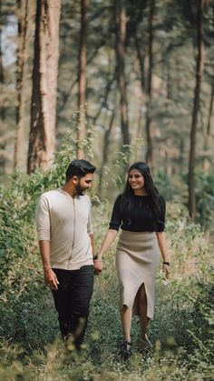 Western Couple Photoshoot, Pre Wedding Photoshoot Beach, Fall Couple Photos, Pre Wedding Photoshoot Props, Pre Wedding Photoshoot Outfit, Photoshoot Couple, Pre Wedding Videos, Wedding Photoshoot Props, Pre Wedding Shoot Ideas