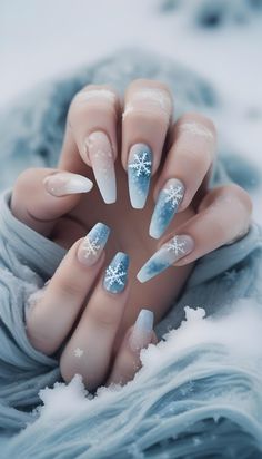 Beautiful nail art Blue Snowman Nails, Light Blue Holiday Nails, White And Blue Winter Nails, Light Blue Winter Nail Designs, Christmas Nails Light Blue, Christmas Nail Designs Blue, Blue Christmas Nails Winter, Forest Green Nail Designs, Blue Snowflake Nails