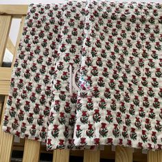 an image of a table cloth on top of a wooden frame with wood slats in the background