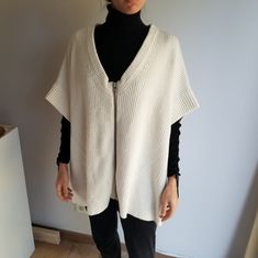 Fc Oversized Sweater With Zipper Closure. Thick Stitch Knitted. Hand Wash. White Wool V-neck Outerwear, One Size Casual Wool Sweater, Casual Wool Sweater, Casual White Knit Poncho, White Wool Knit Outerwear, Oversized Textured Knit White Outerwear, Oversized White Textured Knit Outerwear, White Wool Casual Sweater Coat, Casual White Wool Sweater Coat