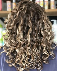 Curly Balayage Hair, Blonde Highlights Curly Hair, Dyed Curly Hair, Warm Scarves, Brown Curly Hair, Curly Hair Photos, Brunette Hair With Highlights, Blonde Curly Hair