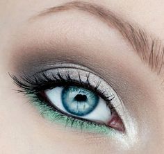 Augen betonen weiß graue Farbe unten grün Farben Blue Eye Makeup Tutorial, Hooded Eyes, Smokey Eyes, Blue Eye Makeup