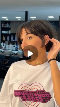 Short Hair Pixie Bob, Corte Short Bob, Very Short Bob, Messy Bob Haircut, Shaggy Bob Hairstyles, Women Undercut, Short Bob Styles, Short Bobs With Bangs, Pixie Bob Hairstyles