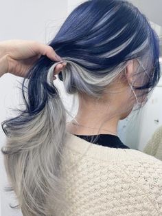 Cool Died Hairstyles, Hair Color Stripes Ideas, 2 Toned Blue Hair, Blue And Bleached Hair, Hint Of Color Hair, Hair Dye Ideas For Medium Length Hair, Two Toned Hair Styles, Blue Hair Two Tone, Two Colored Hair Ideas