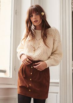 Sézane Moda Ulzzang, Cream Knit Sweater, Brown Skirt, Winter Skirt, Skirt Mini, Winter Trends, Thanksgiving Outfit, Look Vintage, 가을 패션