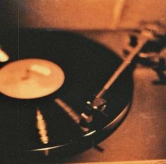 an old record player is sitting on the table