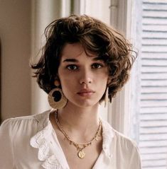 Jaw Length Curly Bob, Matilda Gvarliani, Short Wavy Hairstyles For Women, Short Wavy Haircuts, Butterfly Cut, Shaggy Short Hair, 40 Women, Wavy Haircuts