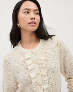 Ajoutez de la dimension à votre tenue avec ce cardigan en tricot texturé doté de féminines mailles pointelle et d'un jabot. Douillet et élégant, ce cardigan est un essentiel cette saison. Coupe - Coupe classique: Suit légèrement les courbes de votre silhouette avec un peu plus d'aisance - Manches longues raglan - Longueur avant de 20,75" (taille M) Caractéristiques - Tricot texturé extensible - Mailles pointelle - Col rond avec jabot - Boutons à l'avant sur la longueur - Bordures côtelées Textured Knit Cardigan, M Design, Crew Neck Cardigan, Slim Fit Dress Shirts, Short Cardigan, Slim Fit Dresses, Extra Room, Tailored Shirts, Slim Fit Shirt