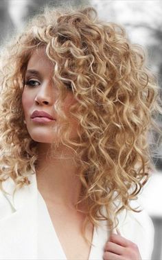 Curly Hair Goals Natural, Naturally Curly Hair With Layers, Shakira Curly Hair, Naturally Curly Shag Haircut, Short Natural Curls, Layer Cut