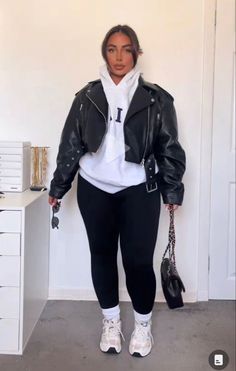 leather jacket outfit #leatherjacketoutfit #fashion #stylingtips Closet Revamp, Looks Hip Hop, Plus Size Baddie Outfits, Winter Closet, Leather Jacket Outfits, Classy Casual Outfits, Classy Casual, Casual Chic Outfit