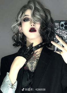 Pretty Goth Hairstyles, Mysterious Hairstyles, Evil Hairstyles, Short Gothic Hair, Goth Haircuts, Haircut And Highlights, Goth Mommy, Handsome Women, Goth Hairstyles