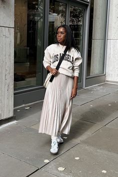 Sweater With Pleated Skirt, Skirt And Sweatshirt Outfit, Sweatshirt With Skirt, Sweatshirt And Skirt Outfit, Winter Outfits Ideas, Skirt Outfit Fall, Adidas Samba Outfit, Pleated Skirt Outfit, Trending Ideas