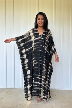 This kaftan, made from rayon fabric and hand dyed, is versatile for many occasions. It complements all body types with its long, hangs loose design and slits up both sides. It can be worn in many different stylish ways to make you look your best! DETAIL • All measurements are flat• Bust/ Waist/ Hips 34 in. (Circumference 68 in.)• Arms 11 in. (Circumference 22 in.)• Length 50 in. The model wear • V-Neck • Side slits• No pocket• Slipover style• All above measurement are flatFABRIC• 100% Rayon FIT• Kali Dress, Kaftan Simple, Black Kaftan, Maxi Kaftan, Kaftan Maxi Dress, Grey Tie Dye, Ankara Dress, Black Tie Dye, Maxi Robes