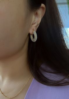 Our pave pearl hoops are the summer earrings to elevate any look, perfect for any occasion! Details:* High quality Swarovski pearls* Gold plated stainless steel* Hypoallergenic and tarnish resistant* 20mm in diameter All of our jewelry are shipped in 2 business days packaged in our beautiful custom jewelry boxes making it perfect for gifting! Trendy Pearl Hoop Jewelry, Everyday Round Hoop Earrings With Pearl Chain, Hoop Earrings Wedding, Earrings Gold Pearl, Custom Jewelry Box, Statement Hoop Earrings, Tiny Hoop Earrings, Jewellery Box Making, Summer Earrings