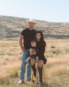 Family photos for this sweet lil family.🫶🤍 #carsoncityphotographer #renophotographer #laketahoephotographer #renotahoephotographer #renonevada Country Photoshoot Ideas Family, Western Theme Family Pictures, Western Family Christmas Pictures, Western Photoshoot Ideas Family, Western Fall Family Pictures, Family Country Photoshoot, Western Christmas Photoshoot