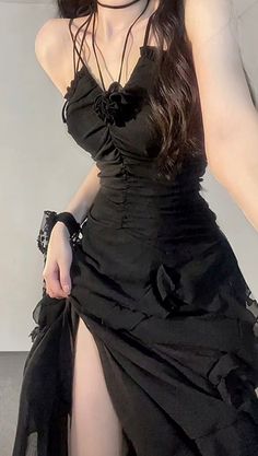 Eighteenth Birthday Dress, Masc Dresses, Aesthetic Korean Dress, Fancy Dinner Outfit Night, Hot Dresses For Women, Elegant Everyday Outfits, Outfit Description, Gaun Koktail, Designing Clothes