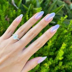 TREND ALERT Hailey Bieber's Glazed Donut Nails Chrome Nails Opi, Donat Glaze, Hailey Bieber Nails, Glazed Donut Nails, Bieber Nails, Donut Nails, Blue Chrome Nails, White Chrome Nails, Emerald Nails