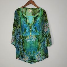 Fig And Flower Palm Frond Floral Tropical Tunic Top Blouse & Tank Set In Size 1x. Rounded, V-Neckline With 3 Button Front. Comes With Coordinating Tank. Three-Quarter Length Sleeves With Elastic. Detailing At Back. > Pit To Pit: 23.25" > Sleeve Length: 12" > Length: Almost 30.5" > Condition: Nwt Bohemian Blouse With Tropical Print For Beach, Spring Floral Print Tunic Blouse, Floral Print Tunic Blouse For Beach, Green Floral Print Blouse For The Beach, Green Floral Print Tunic Blouse, Green Tropical Print Blouse For Vacation, Tropical Floral Print Blouse For Beach, Spring Tropical Blouse With Floral Print, Tropical Floral Print Blouse For Spring