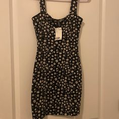 I Bought This Dress Online And Forgot To Return It (It Didn’t Fit) So It’s Completely New. It’s So Pretty And I Love The Flowers! Perfect For Different Kind Of Occasions Fitted Cotton Sundress For Date Night, Cotton Bodycon Dress For Day Out, Black Fitted Knee-length Sundress, Fitted Black Dress With Daisy Print, Black Fitted Mini Sundress, Casual Fitted Daisy Print Dress, Casual Floral Print Fitted Bodycon Dress, Casual Bodycon Dress With Floral Print, Casual Cotton Daisy Print Dress