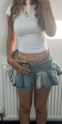 School Skirt Outfits, Jean Skirt Mini, Pakaian Hipster, Tomboy Stil, Tomboy Outfit, Baggy Outfit Ideas, School Skirt, Denim Skirt Outfits, Tomboy Outfits