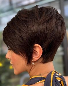 Asymmetrical Pixie Cut with Side Bangs Long Asymmetrical Haircut, Short Asymmetrical Hairstyles, Short Asymmetrical Haircut, Asymmetrical Pixie Cuts, Asymmetrical Bob Haircuts, Asymmetrical Haircut, Longer Pixie Haircut, Asymmetrical Pixie