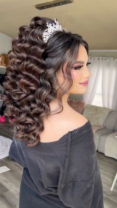 Peinados De Quinceanera Suelto, Hairstyles For A Bride, Peinados Para Xv Años, Xv Hair, Scrunchie Bun, Quince Hair, Glamour Bride, Hairstyles With Veil