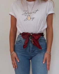 Lydia Rose on Instagram: “BELT STYLING / HACKS ⭐️ 5 quick ways to wear a belt - tag someone who’d use these! • 1 - Scarf Belt... LOVE this one! ❤️ 2 - No Belt…” Belt Styling, Lydia Rose, Styling Hacks, Ways To Wear A Scarf, Scarf Outfit, How To Wear Scarves, Fashion Hacks Clothes, Basic Outfits, Mode Inspiration