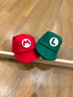 Set of 2 mini caps , one red and one green . Small Colonial, Viking Hat, Mini Hats, Pirate Hats, From Santa, Santa Maria, Fascinator, Caps Hats, Accessories Hats