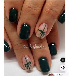 Christmas Nails 2023 Short Green, Green Shellac Nail Designs, Short Christmas Biab Nails, Green Present Nails, Hunter Green Nails Christmas, Dark Green Christmas Nail Designs, Jan Nail Ideas, Square Green Christmas Nails, Emerald Green Gel Nails Short