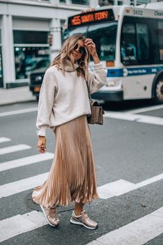 Rok Midi, Fashion Week Dresses, Jakarta Fashion Week, Rok Outfit, 2020 Street Style, Tokyo Fashion Week, Fashion Week Outfit, Feminine Elegance