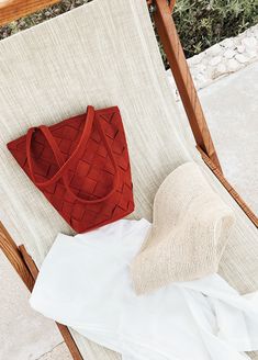 A dreamy, basket-style bag woven in our popular Grande Weave from ocean-bound plastic. A soft, almost knitwear-like texture that’s lightweight and easy like summer. Wear it poolside or dress it up with a breezy dress and sandals for evening apéro.