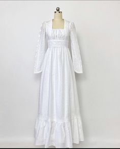 Bridgerton Nightgown, Victorian Dress Aesthetic, Antique Wedding Gown, Vintage Antique Wedding, Fantasy Dresses, Stunning Wedding Dresses, Dress Aesthetic, Fairytale Dress, Dr Closet