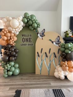 balloons are arranged in the shape of an arch