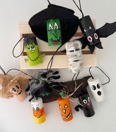 halloween decorations are displayed on top of a wooden pallet