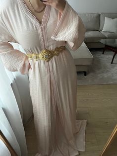 Mooie klassieke poeder roze kleurige takichta in een maatje L. De takchita heeft een soepelvallende glanzende stof. De takchita heeft een volledig afgewerkte kaftan dus in feite 2 jurken in 1. Traditional Pink Abaya For Wedding, Traditional Long Pink Abaya, Traditional Pink Wedding Abaya, Long Sleeve Pink Abaya For Wedding, Pink Wedding Kaftan For Eid, Festive Long Pink Abaya, Festive Pink Long Sleeve Abaya, Pink Dabka Kaftan For Eid, Traditional Long Sleeve Pink Abaya